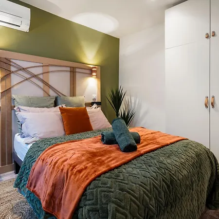 Renting - 9b Massena - Chic Escape In The Heart Of Comfort & Charm ! Apartment Nice